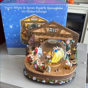 Disney Snow White and Seven Dwarfs Snow Globe Vintage and collectable